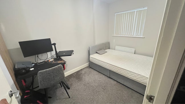 Room available in a city centre apartment  Main Photo
