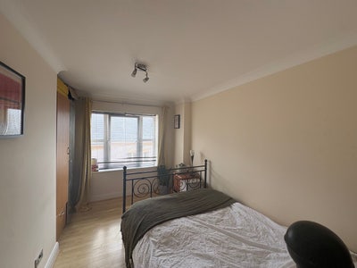 Room with private bathroom in riverside flat Main Photo