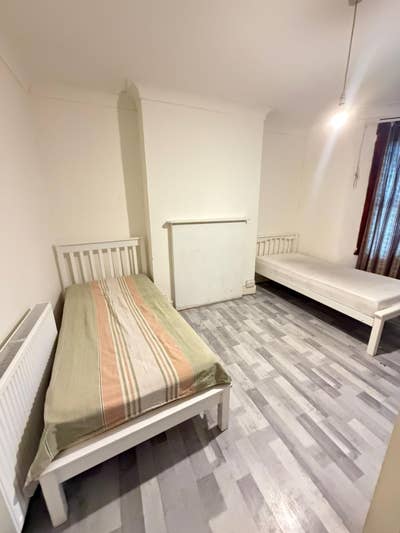 Specious Double Room in 4- Bedroom House with Gard Main Photo
