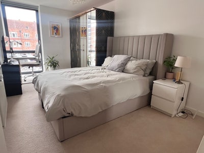 Stylish King Bedroom with private bathroom  Main Photo