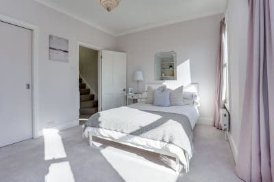 Large Double room located in Earlsfield  Main Photo