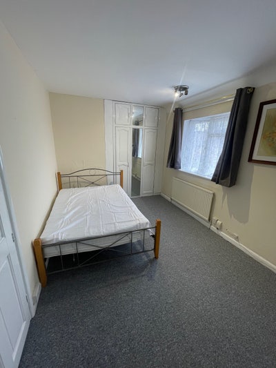 3 beautiful rooms close to Elizabeth line!  Main Photo