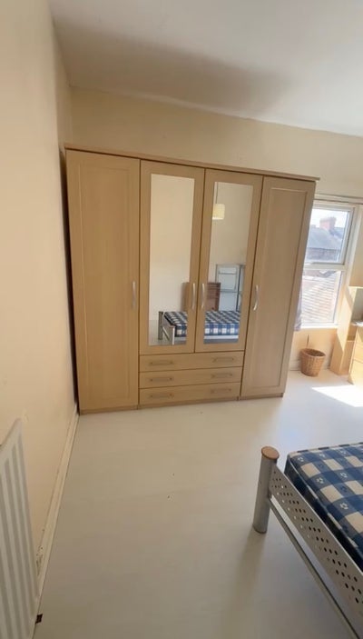 Double room to let near staffs uni(stoke campus) Main Photo