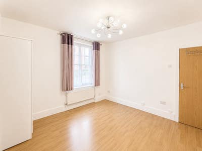 Three bedroom apartment In Central London Main Photo