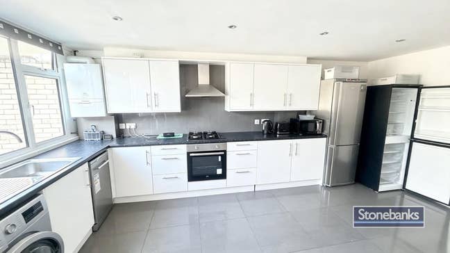 Stunning double rooms Available All bills INC Main Photo