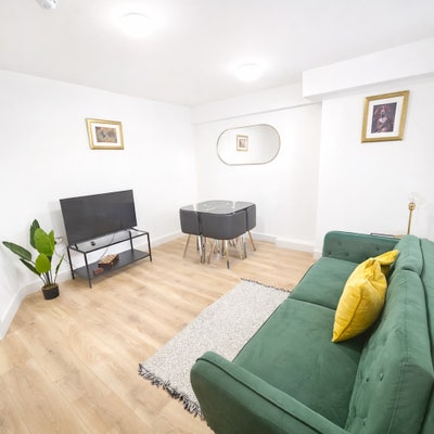 Modern 2 bedroom with garden  Main Photo