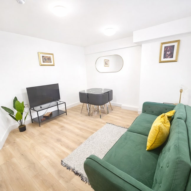 Modern 2 bedroom with garden  Main Photo