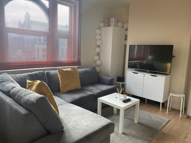 Lovely studio flat ~ good location Shepherd's Bush Main Photo