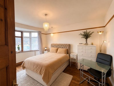 Large spacious bedroom available in Palmers Green Main Photo