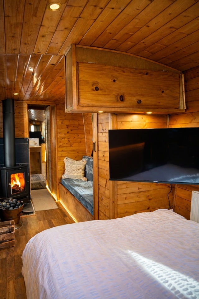 1 Bedroom Unique Narrowboat/Canal Boat  Main Photo