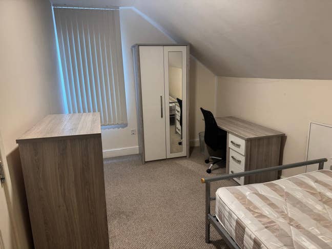 Student seeks a single or double room Main Photo