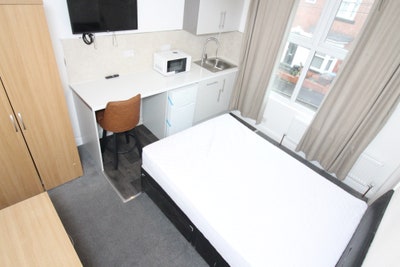  House Share - A studio room in a 5 bed flat. Main Photo