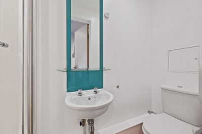 Refurbished ensuite rooms close to the Station Main Photo