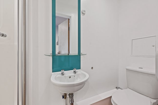 Refurbished ensuite rooms close to the Station Main Photo