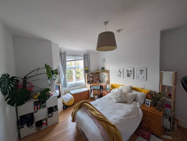 Double room available in all female flatshar Main Photo