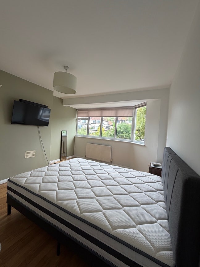  Large Double w/h priv bathroom All incl Main Photo