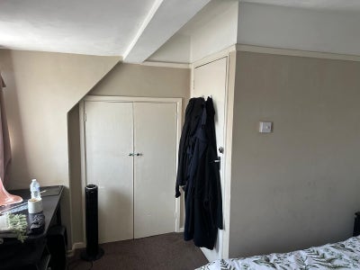 Looking flatmate for a spacious double room  Main Photo