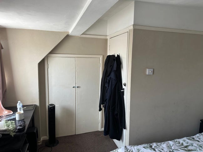 Looking flatmate for a spacious double room  Main Photo