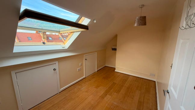 Spacious Studio / 1 Bedroom Flat To Let - SW17!  Main Photo