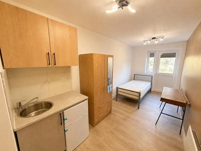 DSS-Studio Flat Available in Hayes Hillingdon UB4 Main Photo