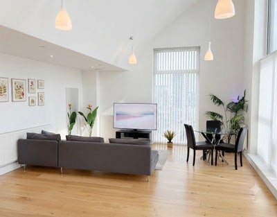 Large Room with Ensuite in Canning Town Penthouse Main Photo