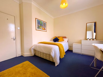 Wood green N22 Large Furnished Room Main Photo