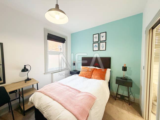 House share (all ensuite) 5 mins from the station Main Photo