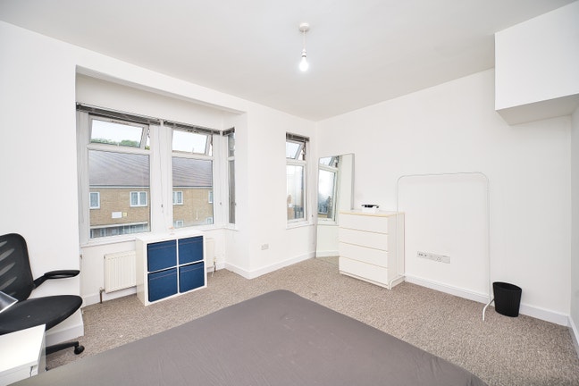 Modern 2 Bed Apartment near Upton Park Station E13 Main Photo
