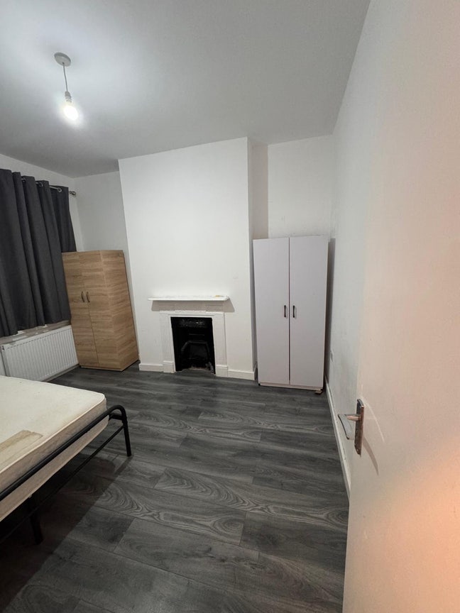 Double bedroom available to move Main Photo
