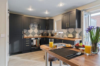 All- inclusive ensuite rooms 5 min to city center  Main Photo