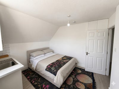 Furnished Studio flat to rent- Edgware (HA8) Main Photo