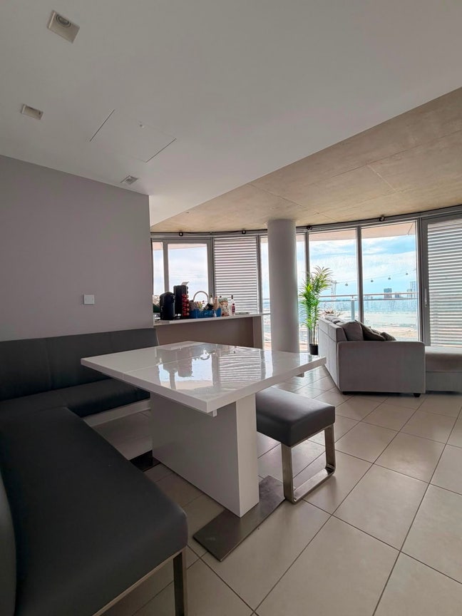 One Bedroom Available in Royal Victoria Main Photo