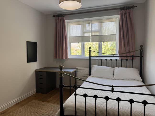 Large Double Ensuite Room in Shared House Main Photo