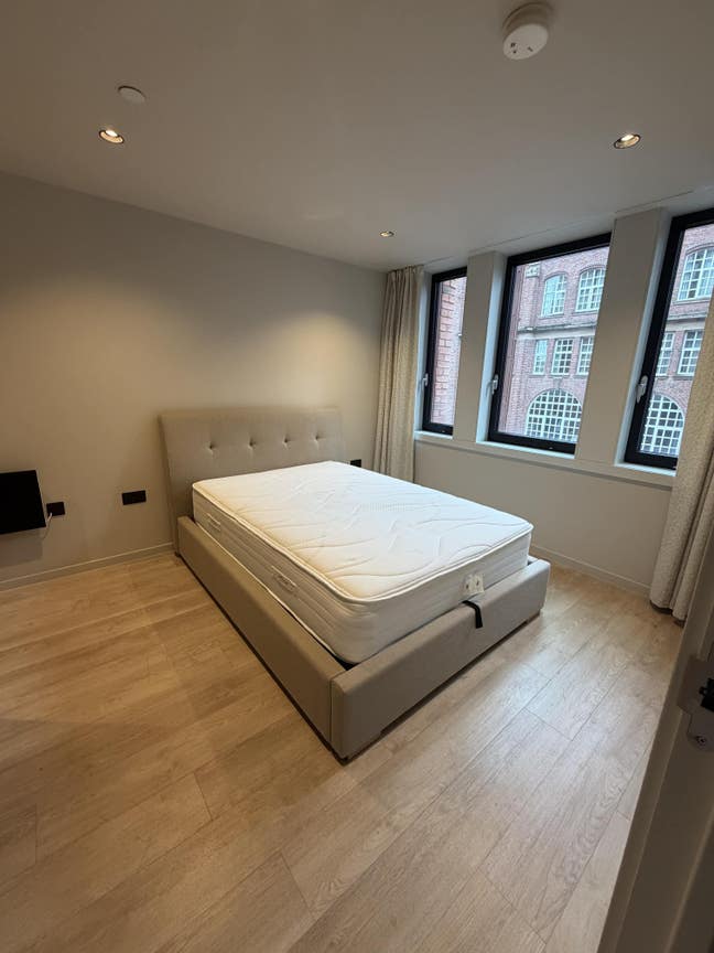 Looking for female flatmate   Main Photo