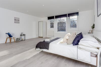 Modern Double Room - New Broadway Main Photo