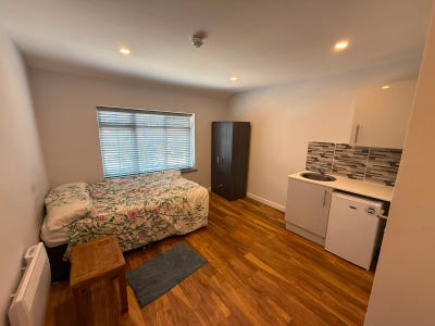 DSS-Studio Flat Available in Greenford Ealing UB6 Main Photo