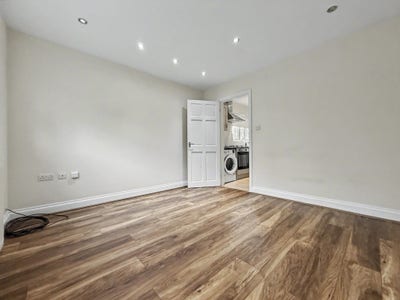 One Bedroom Flat 1 Minute Walk to Iver Station Main Photo