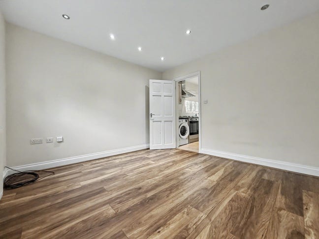One Bedroom Flat 1 Minute Walk to Iver Station Main Photo