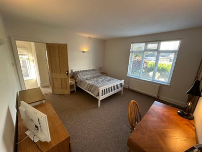 Large Double Room in Family Home (4m x 4m +alcove) Main Photo