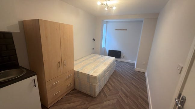 DSS - Studio Flat Available in Ashford TW15 Main Photo