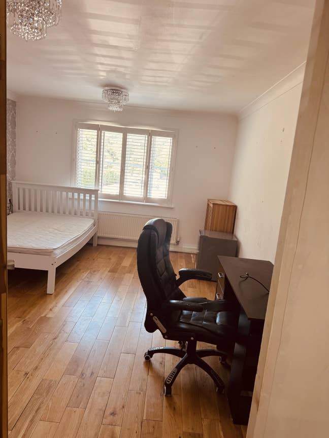 Large Double Room (HMO Licensed) Main Photo