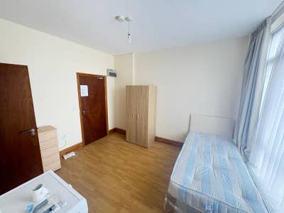 DSS-Self-Contained Studio Available in Mitcham CR4 Main Photo