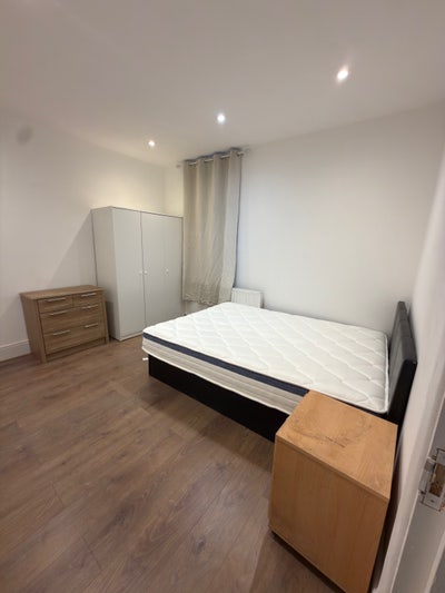 Spacious Double Ensuite Room in Edmonton N18 Main Photo