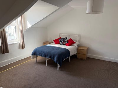 Shared house with large rooms close to city centre Main Photo