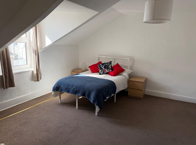 Shared house with large rooms close to city centre Main Photo