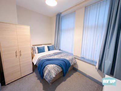 Central location - Awesome Room - Absolutely Huge Main Photo