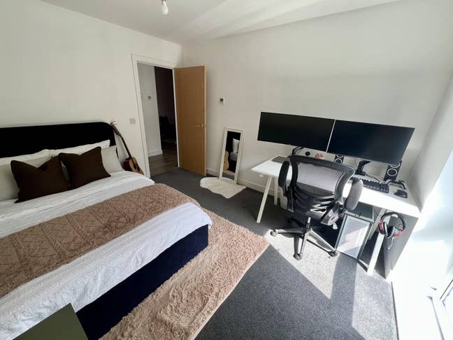 Spacious double room in a modern property Main Photo