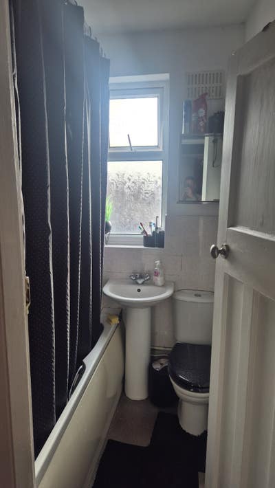2 bed house to share Main Photo