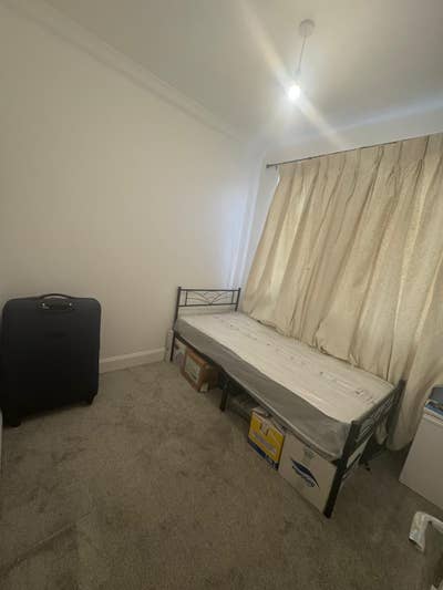 Furnished Room in 3-Bed House – RM6 4DP Main Photo