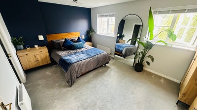 Large furnished king room with en suite Main Photo